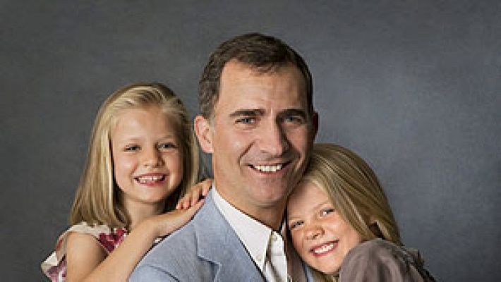 Informativo 24h - La Casa Real publica dos nuevas fotos del príncipe Felipe con sus hijas Leonor y Sofía