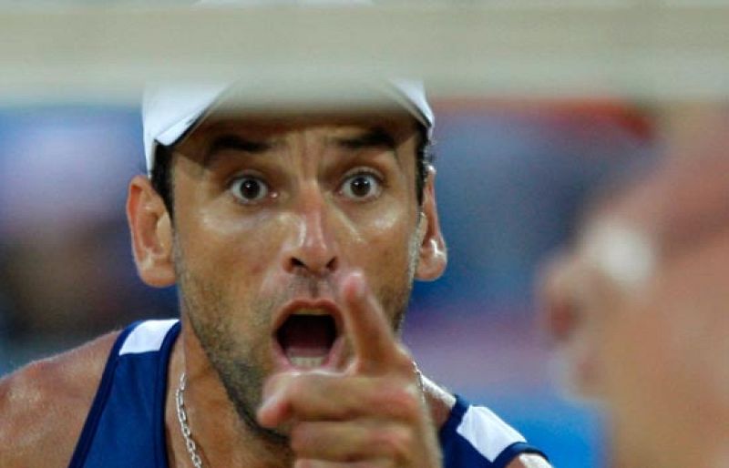  La pareja brasileña formada por Fabio Luiz y Marcio Araujo ha vencido a los actuales campeones olímpicos, Ricardo Santos y Emanuel Rego, por  22-20 y 21-18, consiguiendo el pase a la final de voley playa.