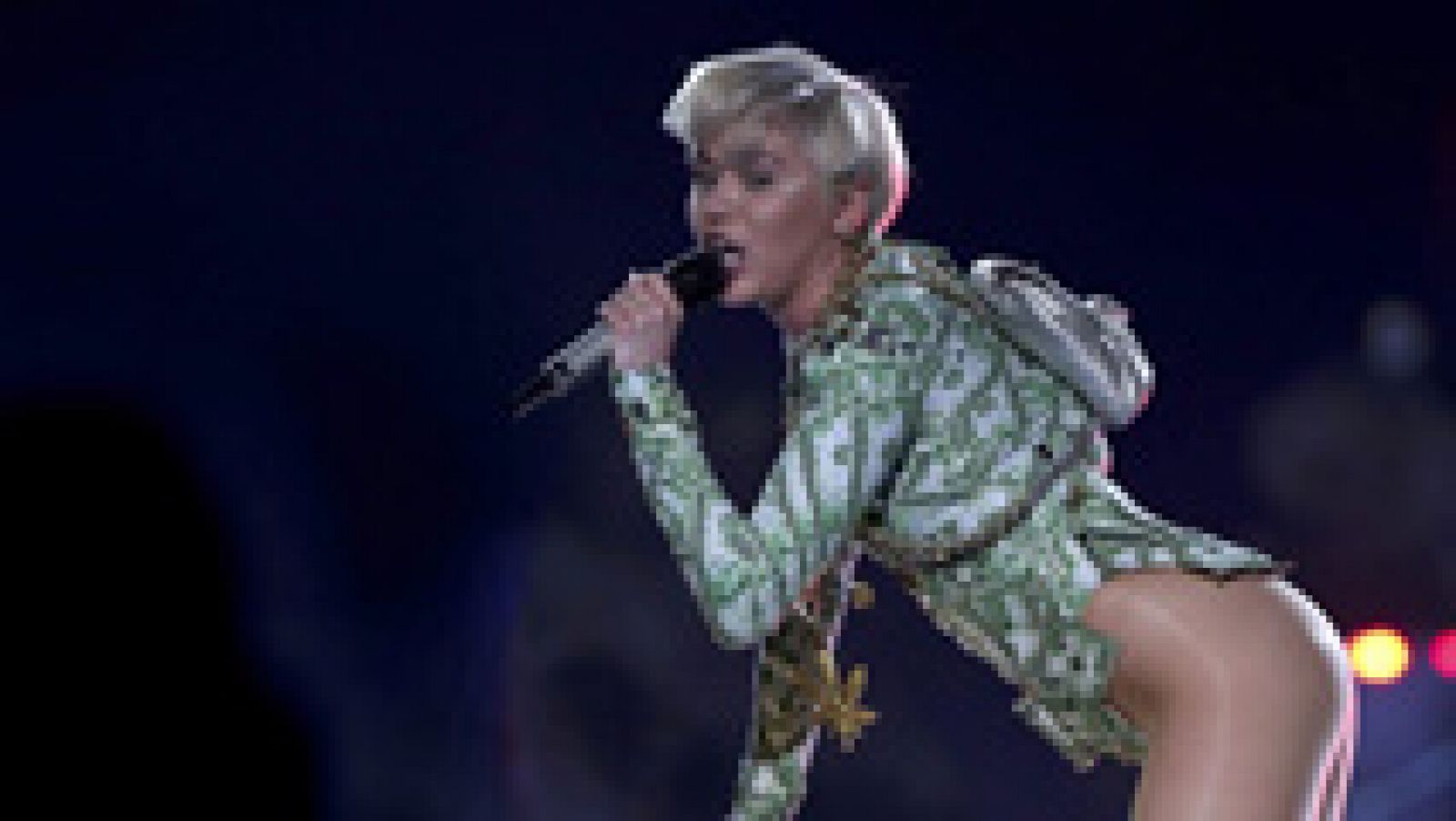 Telediario 1: Miley Cyrus llega a Madrid | RTVE Play