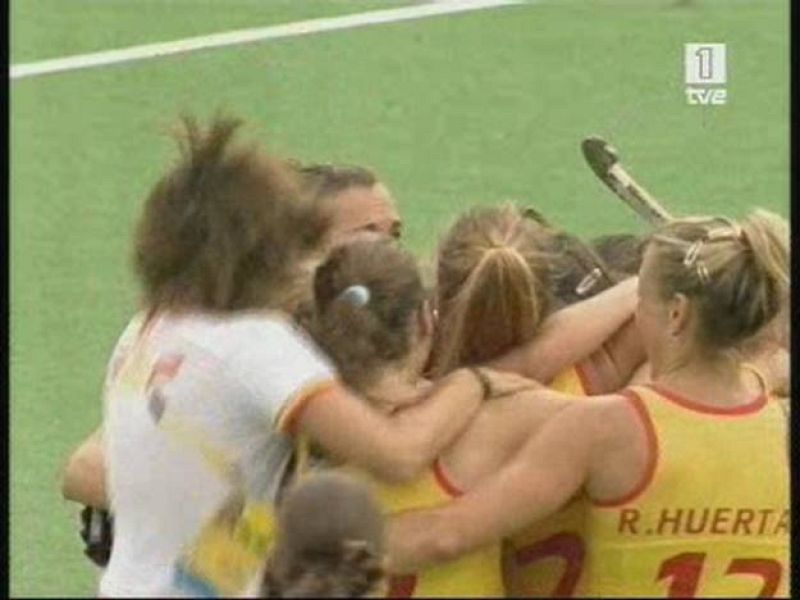  La selección española de hockey femenino logra un triunfo agónico cante Estados Unidos, anotando el gol de oro en la segunda parte de la prórroga. Con el resultado de 3-2, España acaba séptima en el torneo.