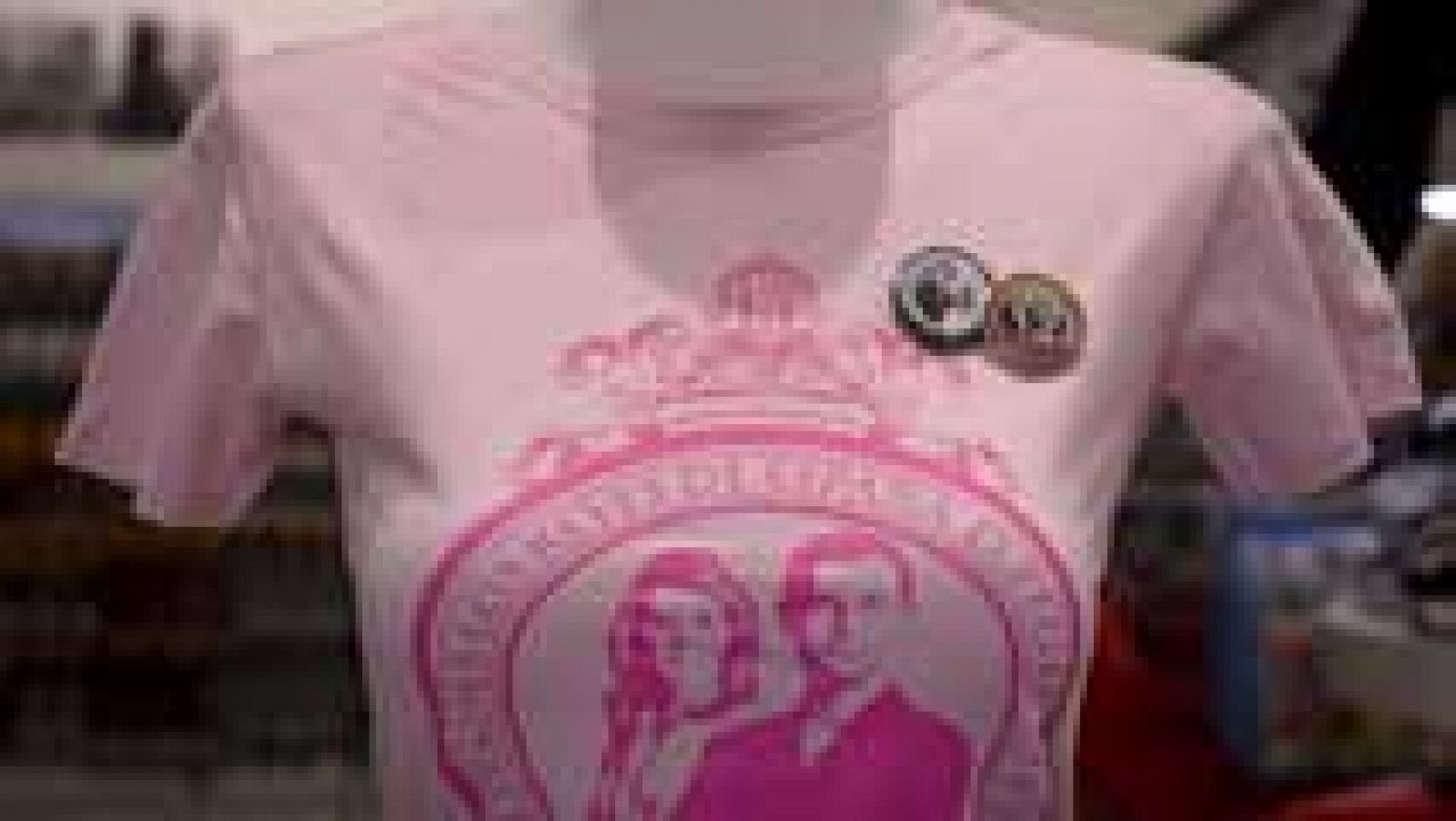 Las empresas de souvenirs intentan hacer su agosto con las caras de los nuevos reyes