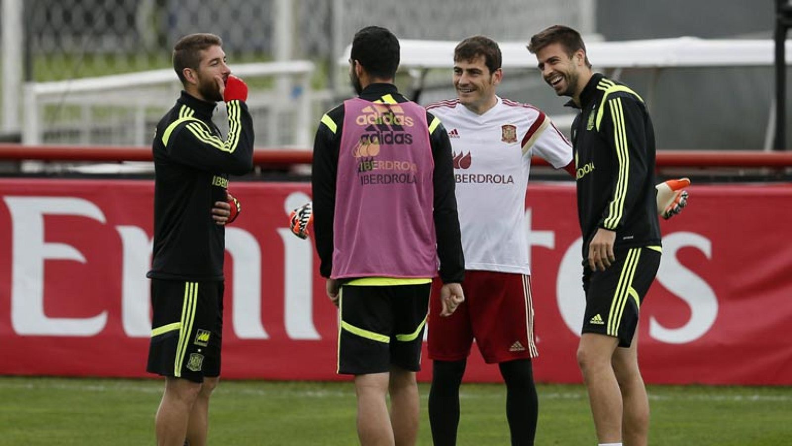 Este miércoles España afronta los 'treintadosavos' de final de la Copa del Mundo ante Chile. La precipitada y calamitosa derrota de la Roja en su debut ante Holanda (1-5) hace que el segundo partido del grupo B sea como una eliminatoria. [España - Chile, en vivo, miércoles 18 junio, 21:00h. en RTVE.es]Una derrota condenaría a los hombres de Del Bosque a la vuelta a casa y un empate dejaría muy mermadas sus opciones de cara a la última jornada, en la que debería golear a los australiano y esperar que Holanda le marcase más de seis goles a Chile, algo que no parece muy factible para los intereses de los 'oranjes'.