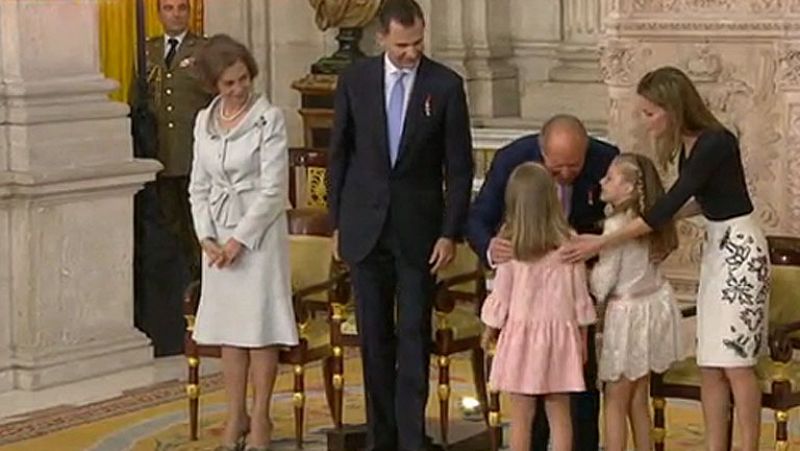 Las nietas del rey Juan Carlos recibe un prolongado aplauso tras la firma de la ley de abdicación