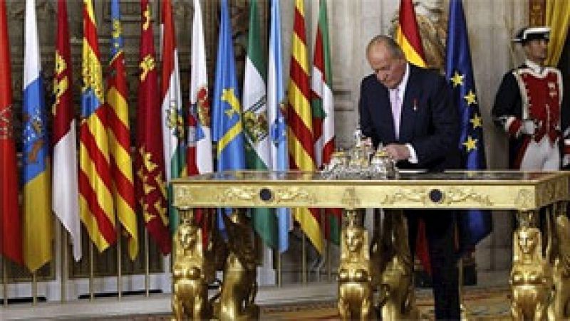 El rey Juan Carlos pone fin a sus 39 años de reinado con la firma de la ley de abdicación
