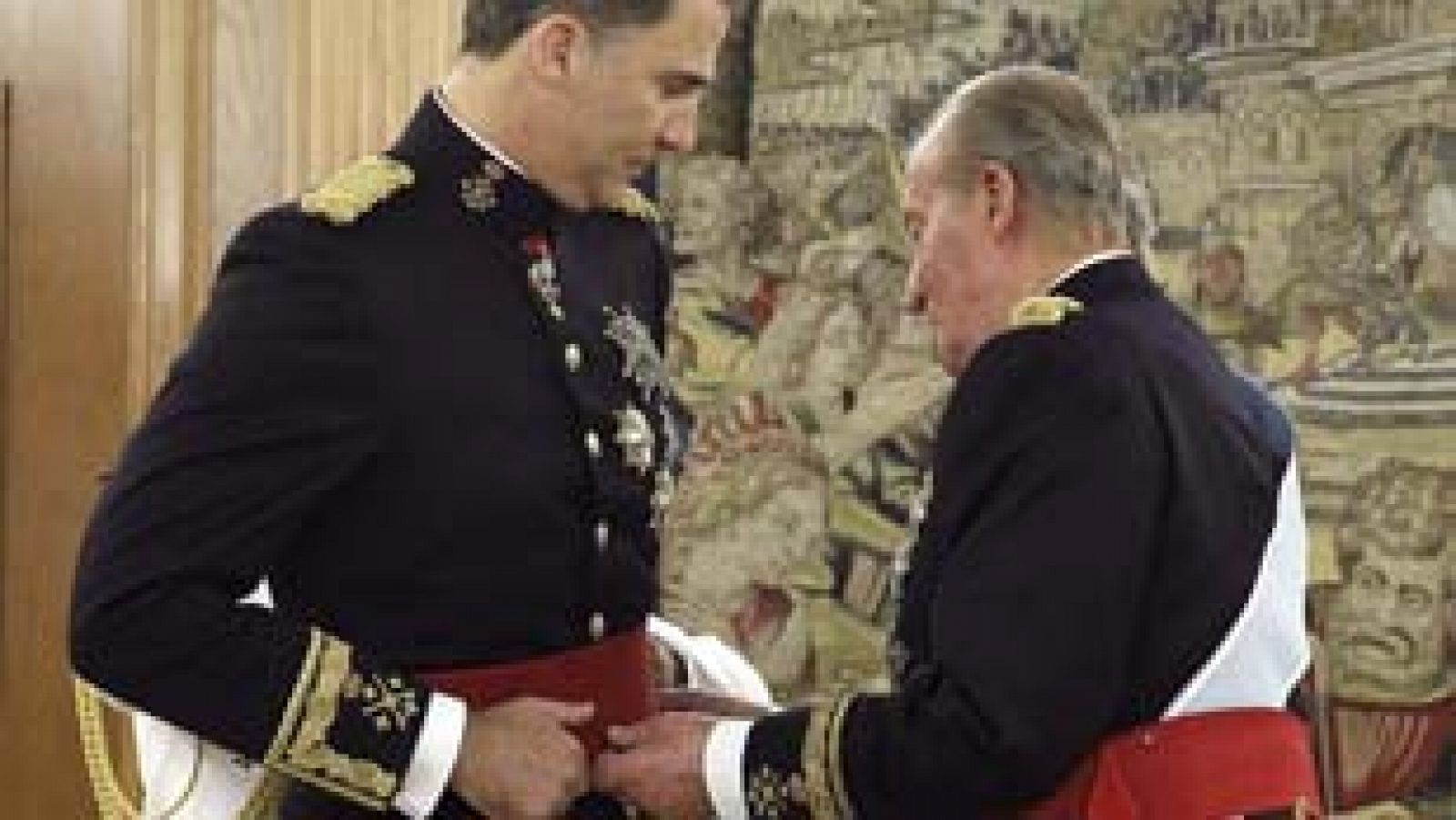 Don Juan Carlos impone el fajín de capitán general al rey Felipe VI