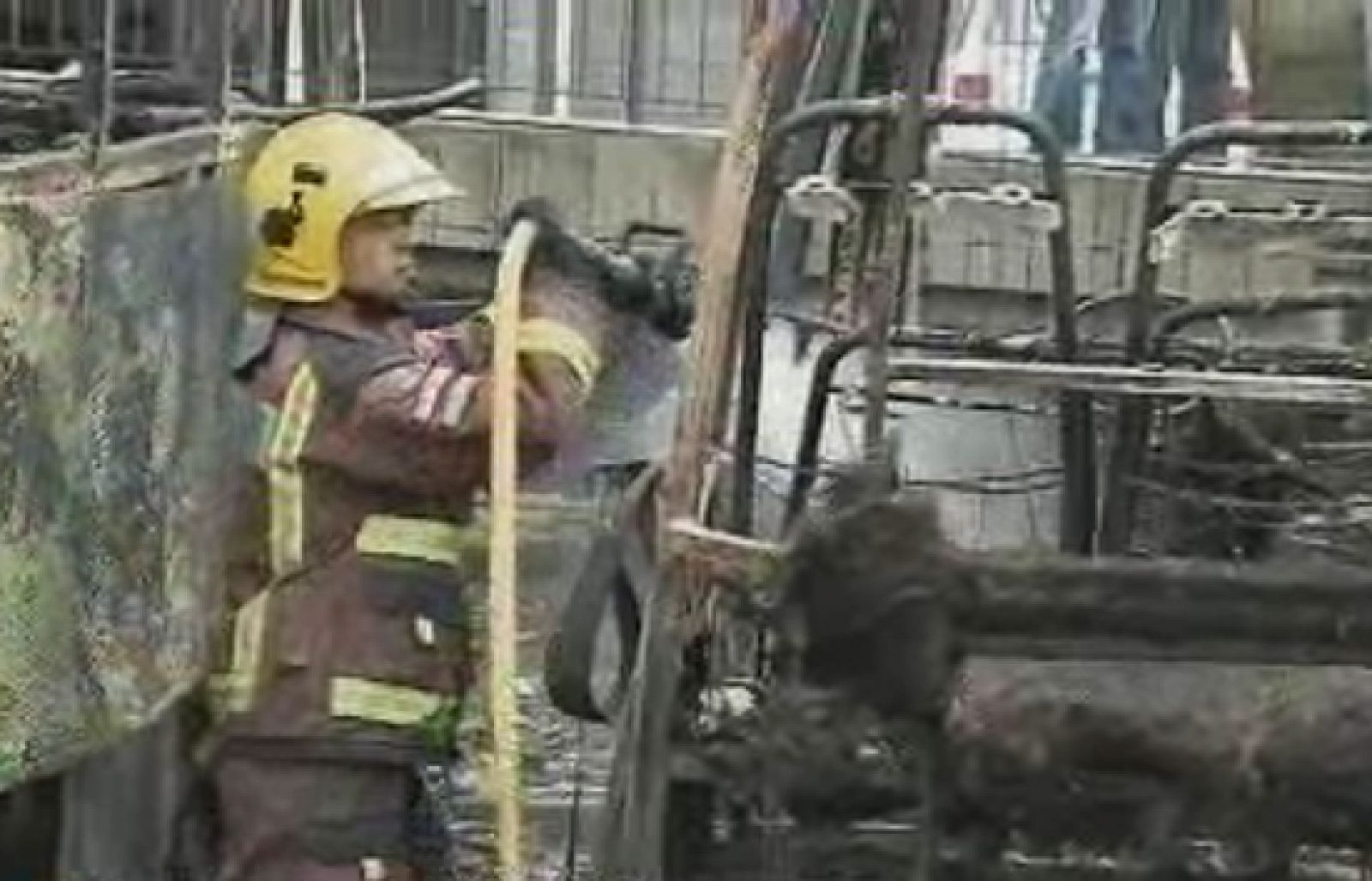 Arden dos embarcaciones en Altea y el fuego destruye seis autobuses en Vic