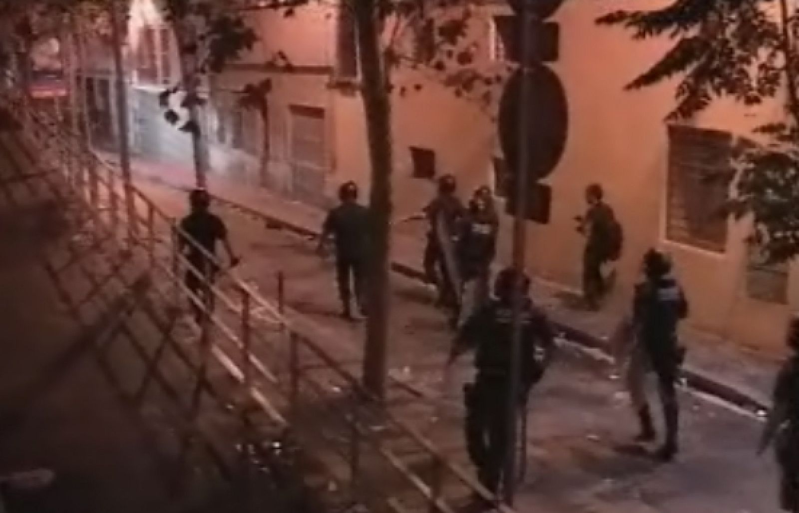 Un grupo de jóvenes ha volcado contenedores y tres agentes policiales han resultado heridos al recibir el impacto de botellas y latas. Dos menores, de 17 años, han sido detenidos por arrancar un semáforo y ahora se encuentran a disposición de la fiscalía de menores. En total, los Mossos de Esquadra han detenido a 6 personas desde que empezó esta fiesta en Barcelona.