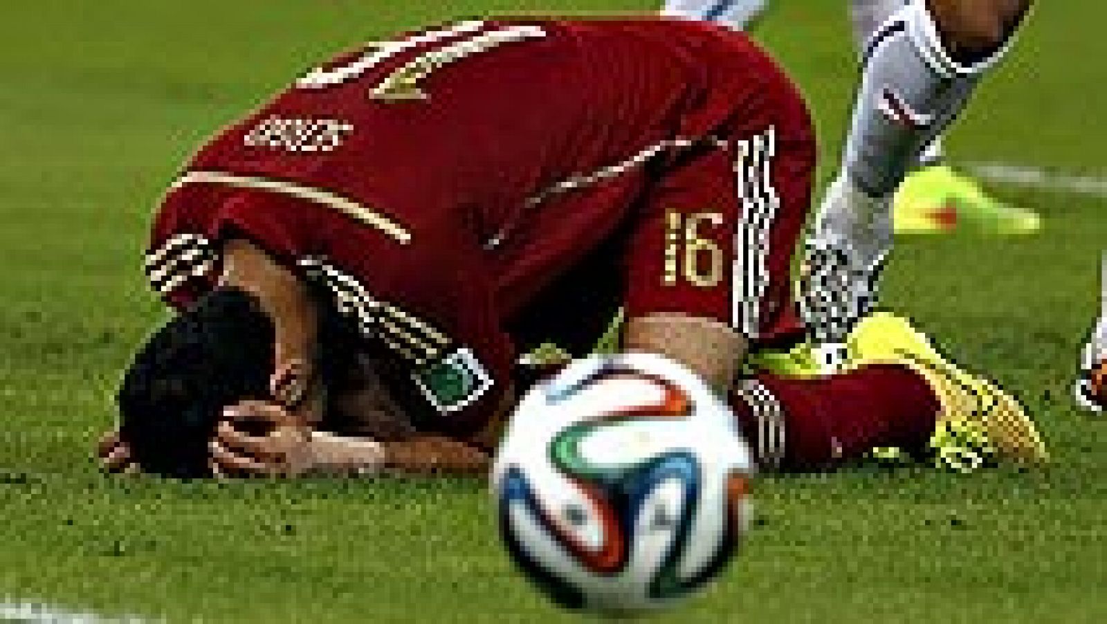 Lo que ha hecho la selección española, Eurocopa-Mundial-Eurocopa, fue tan grande que ahora la caída duele más. España se ha unido a esa lista negra de seleeciones campeonas que caen en primera fase.