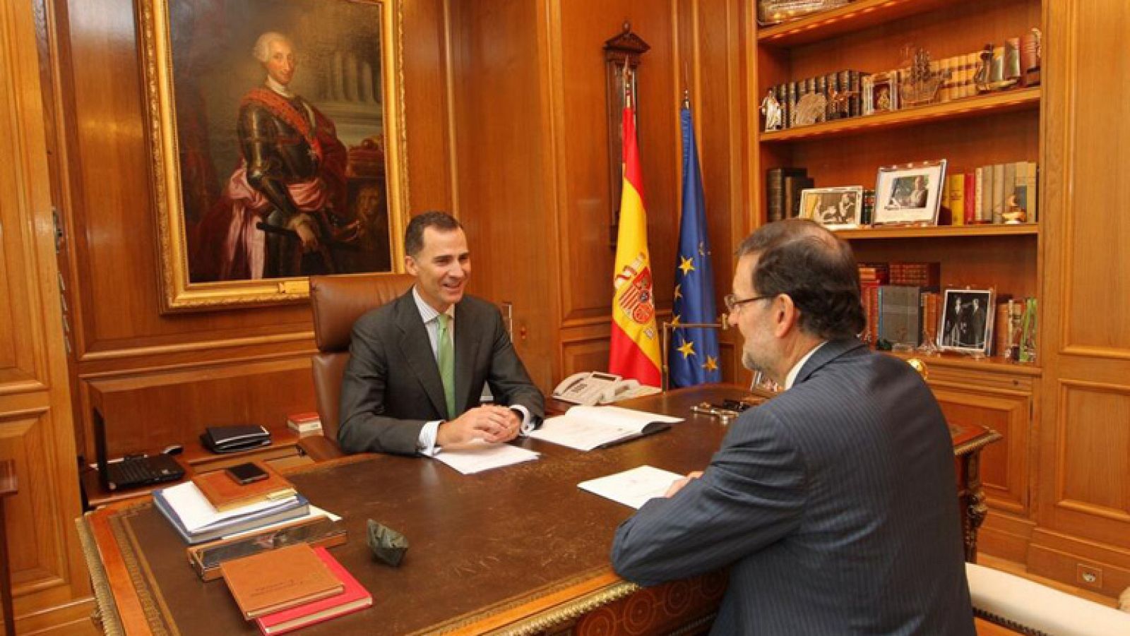 El rey Felipe VI celebra su primer despacho con el presidente Mariano Rajoy