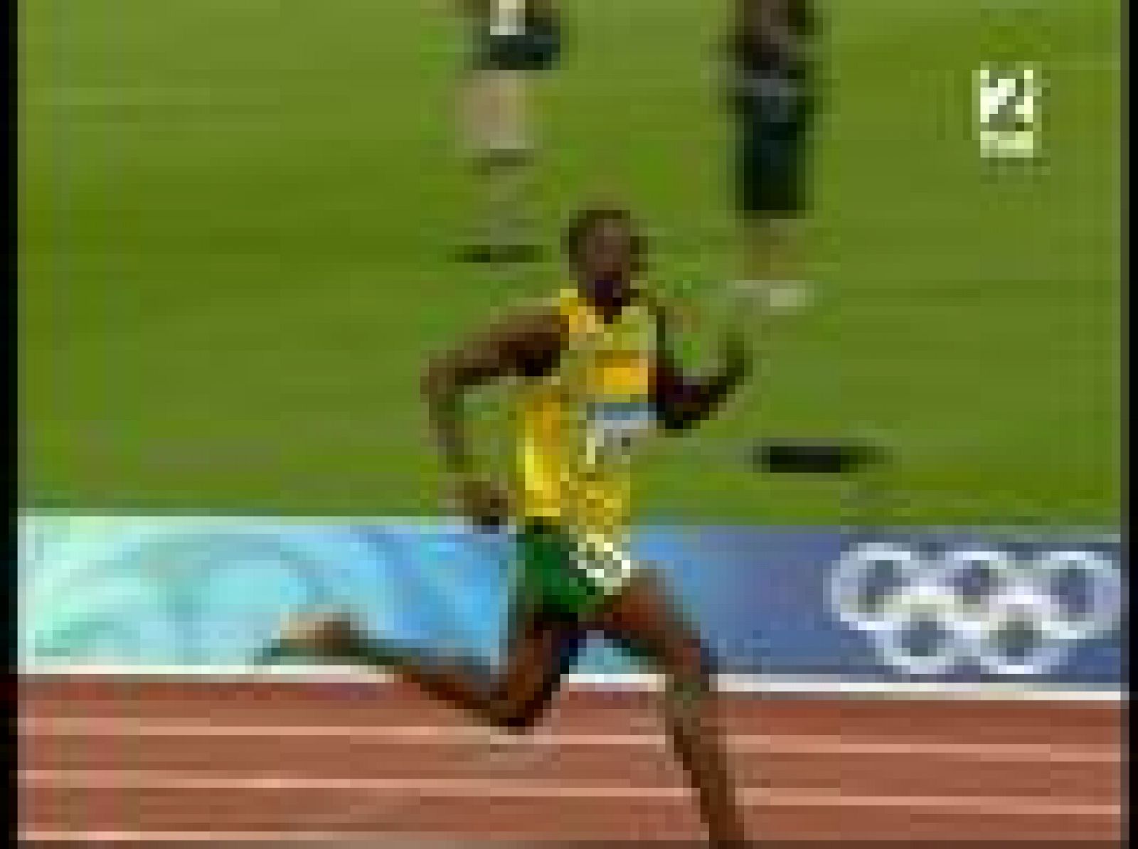 Bolt bate el récord de los 200 metros con 19.30