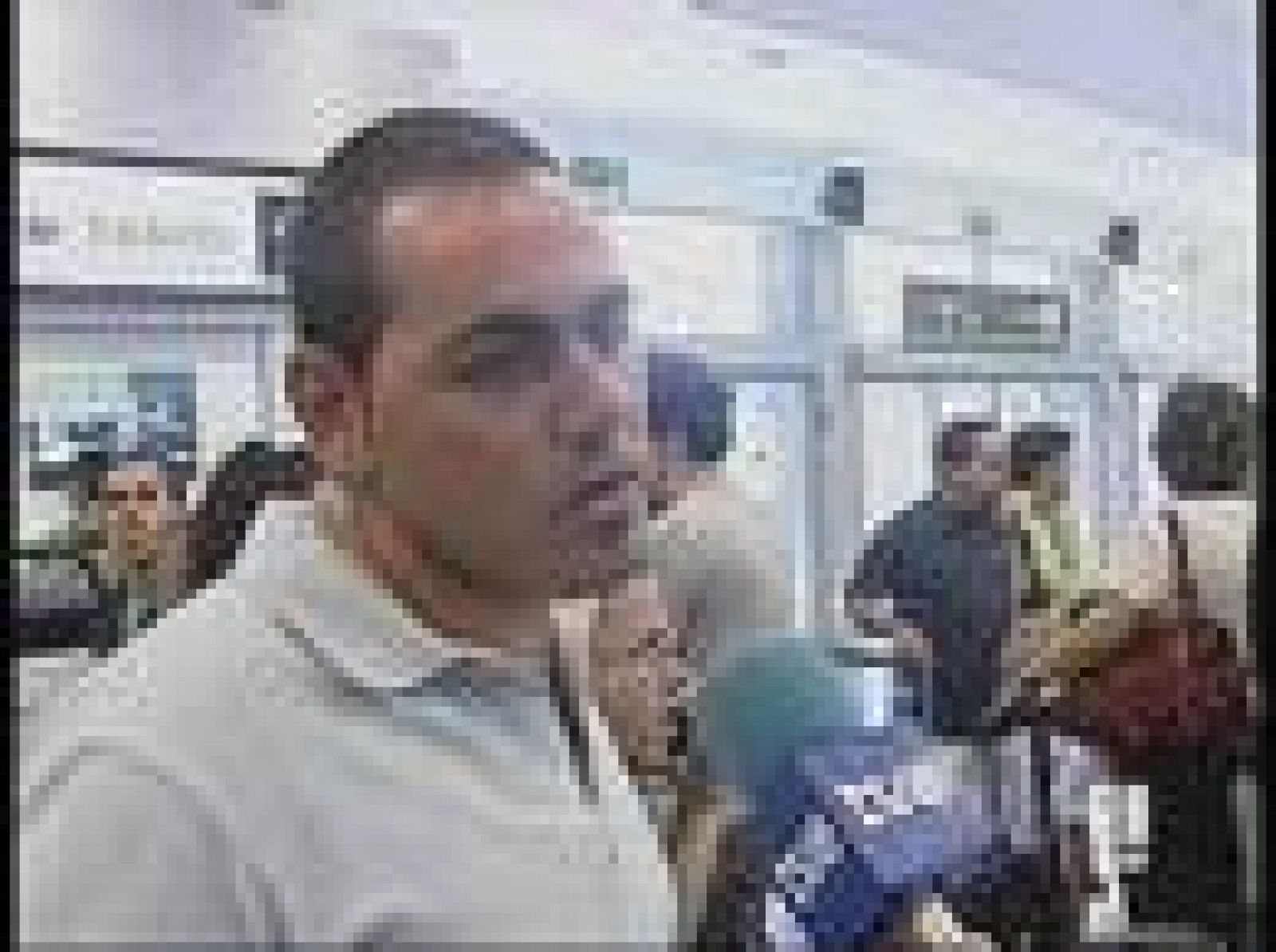 Reacciones de los familiares que esperan en el aeropuerto de Barajas | Ver