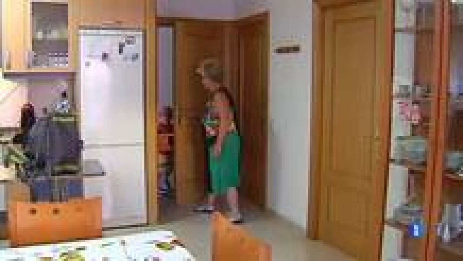 L'Informatiu: Vacances escolars i feina pels avis | RTVE Play