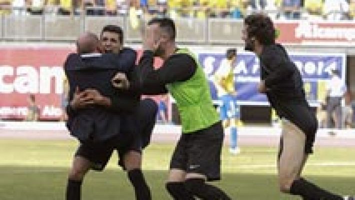 Telediario 1 - El Córdoba logra el ascenso tras una invasión de los aficionados de Las Palmas