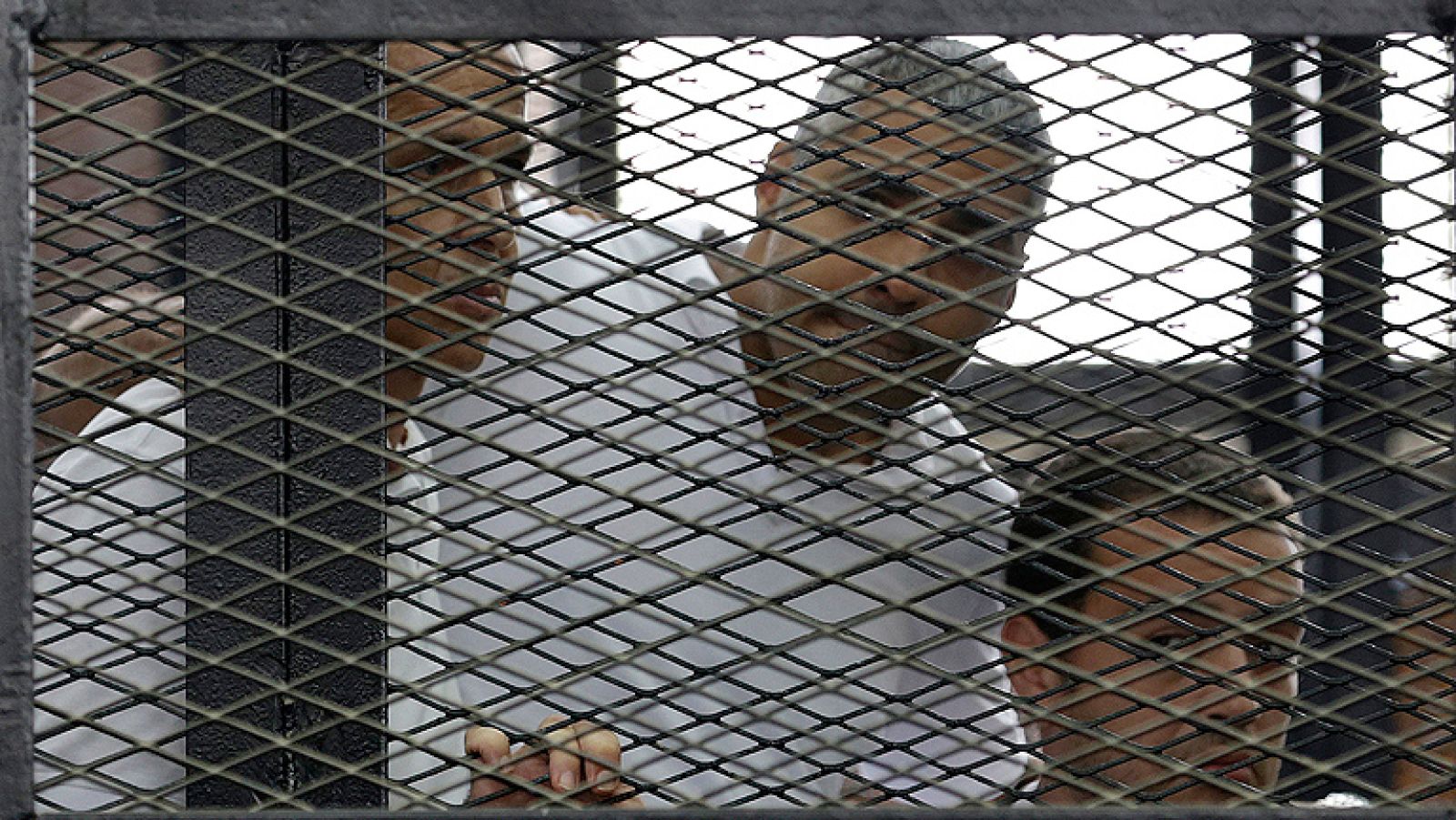 Un tribunal egipcio condena a tres periodistas de Al Yazira a entre siete y diez años de cárcel | Ver
