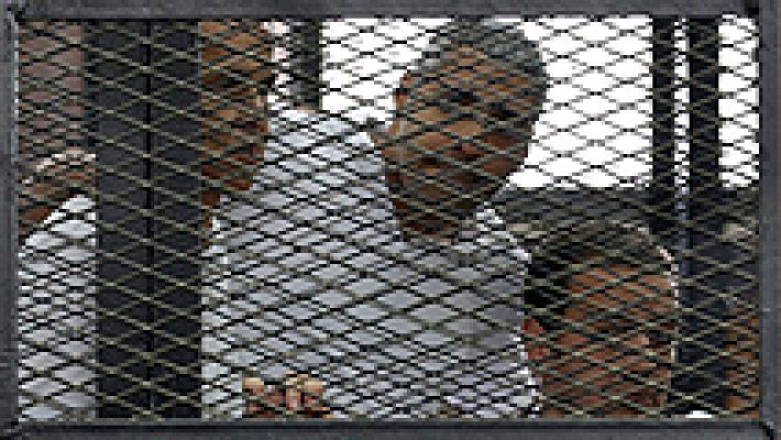 Un tribunal egipcio condena a tres periodistas de Al Yazira a entre siete y diez años de cárcel