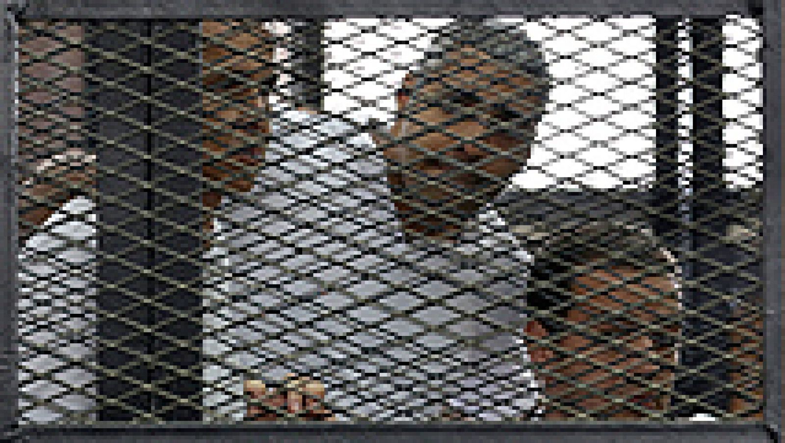  Un tribunal egipcio ha dictado sentencia este lunes y ha condenado a entre siete y diez años de cárcel a tres periodistas del canal catarí Al Yazira en inglés, a los que ha encontrado culpables de difundir noticias falsas sobre Egipto y colaborar con los Hermanos Musulmanes.