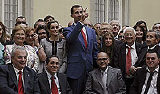 Telediario 1 - Los reyes, con el colectivo de gais y lesbianas