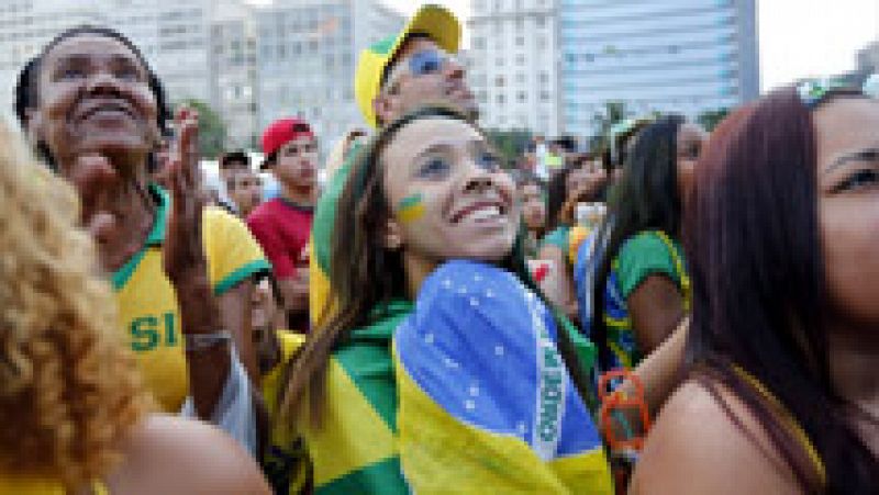 La mayoría de las calles de Brasil estuvieron desiertas durante las dos horas que duró el partido. Llenos los bares, de aficionados y de nervios, aunque duraron poco para los anfitriones a los que de nuevo Neymar les alegró la noche. Barrios enteros 