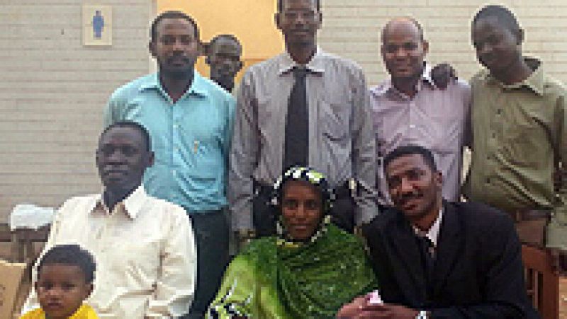 La joven sudanesa que el lunes se libró de una condena a pena de muerte ha sido retenida junto a su familia en el aeropuerto de Jartum, según las autoridades sudanesas. Decenas de agentes de seguridad retuvieron a Mariam Ibrahim Ishaq, de 27 años de edad, a su marido, Daniel Wani, y a sus dos hijos cuando estaban en el aeropuerto de la capital sudanesa intentando viajar al extranjero.