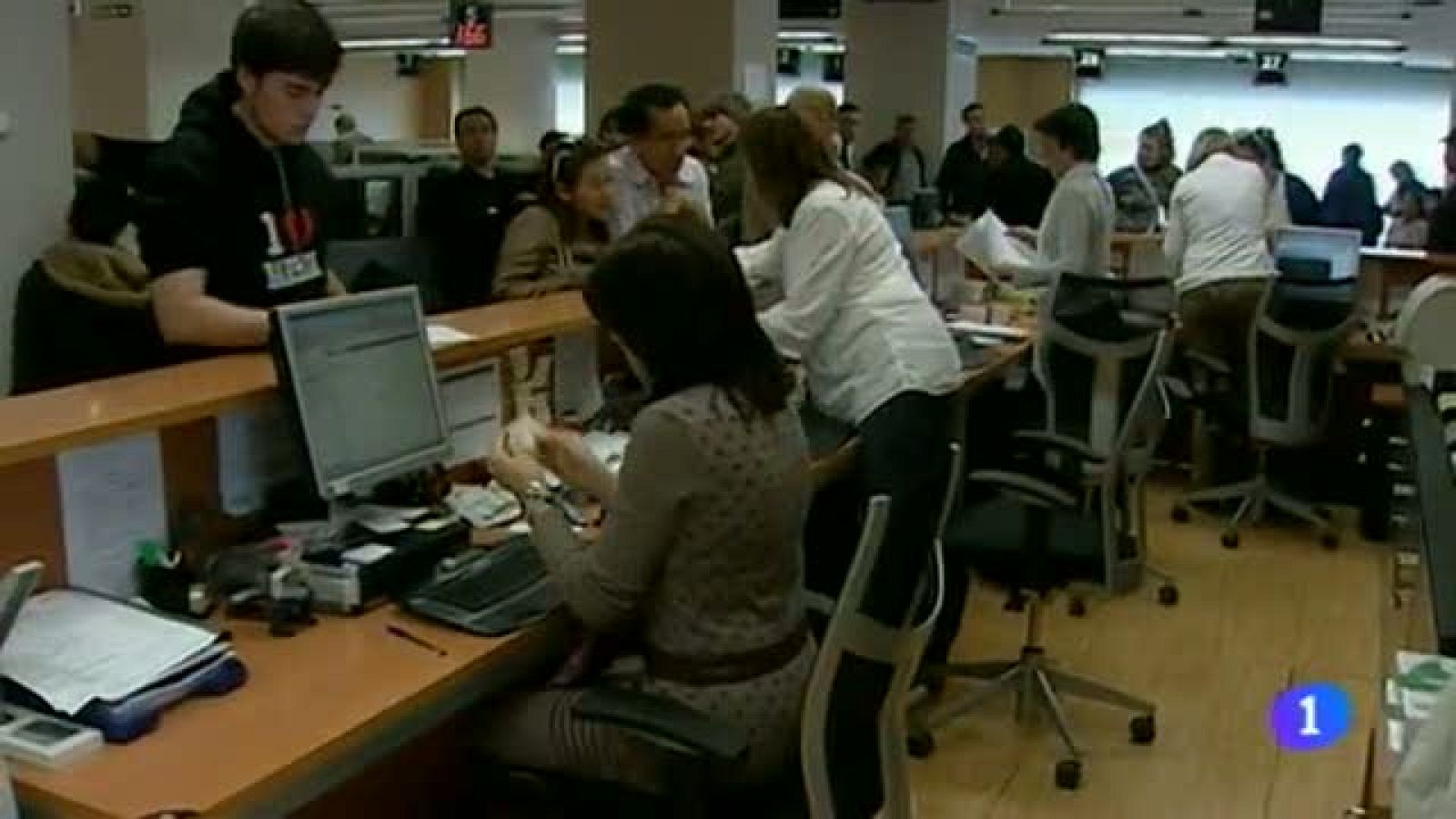   El Proyecto de reforma fiscal que prepara el ejecutivo foral bajará el IRPF en todos los tramos y dejará en un 20% el Impuesto de Sociedades. Navarra, cuarta comunidad española con los salarios más altos, según el INE. Policía Foral y Ertzantza firman un protocolo para mejorar su colaboración. Osasuna pide al Gobierno Foral que desbloquee las cuentas que tiene embargadas para permitir que el club pueda, entre otras cosas, pagar a los jugadores que han denunciado impagos. - 25/06/2014