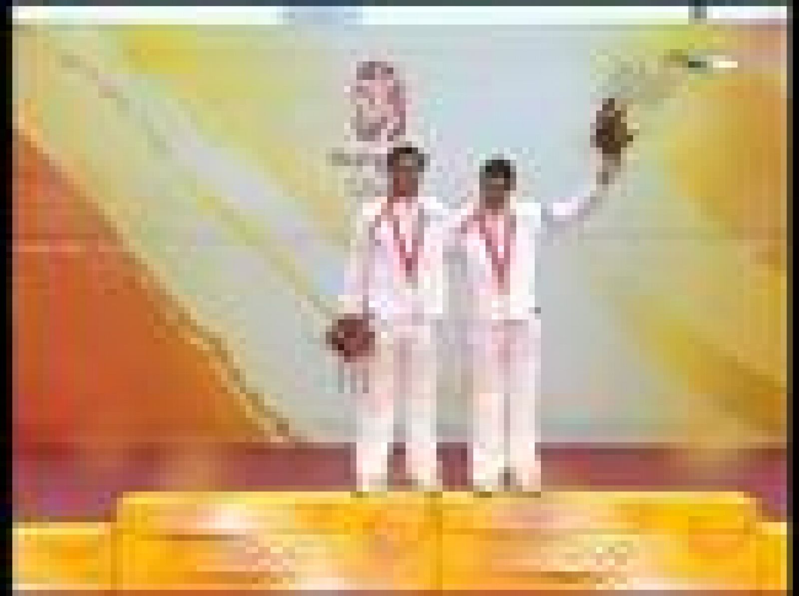 Echávarri y Paz en la entrega del oro que han ganado en la modalidad de Tornado en la competición de vela.