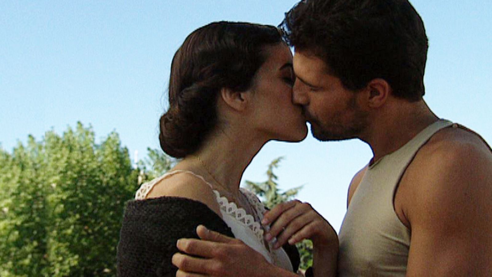 Amar en tiempos revueltos - El beso más apasionado de Antonio y Andrea