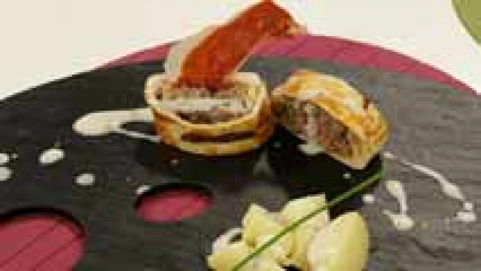 RTVE Cocina: Ternera hojaldrada con  patatas y salsa de yogur  | RTVE Play