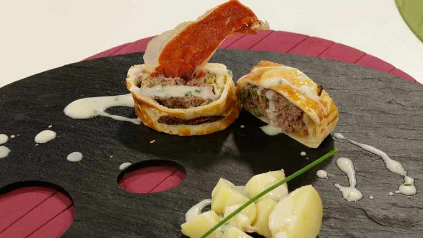 Ternera hojaldrada con  patatas y salsa de yogur