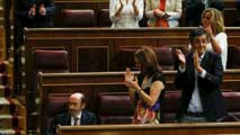 Rubalcaba recibe la ovacin del hemiciclo y elogios del partido