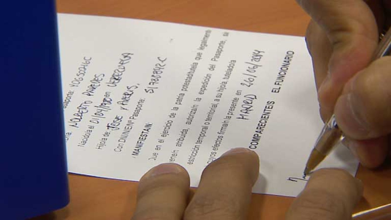 Los menores necesitarán para viajar un pasaporte con la firma del padre y de la madre