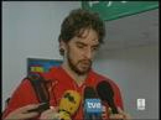  - Gasol y Alonso con las víctimas