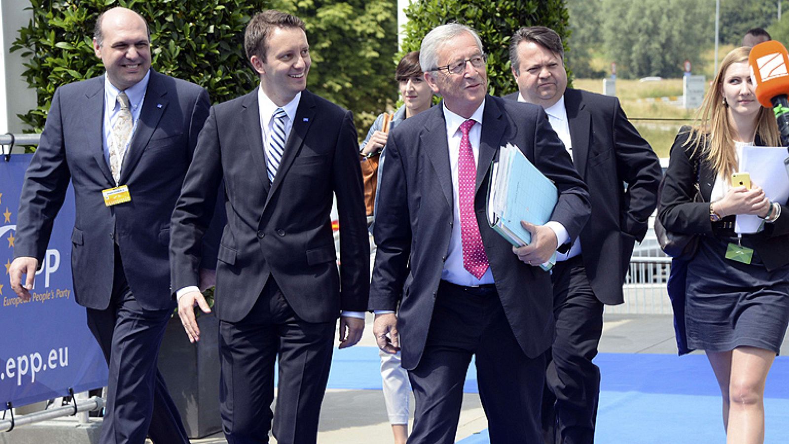  Los jefes de Estado y de Gobierno de los Veintiocho han elegido este viernes al ex primer ministro luxemburgués Jean-Claude Juncker como presidente de la Comisión Europea para los próximos cinco años con la oposición del primer ministro británico, David Cameron.