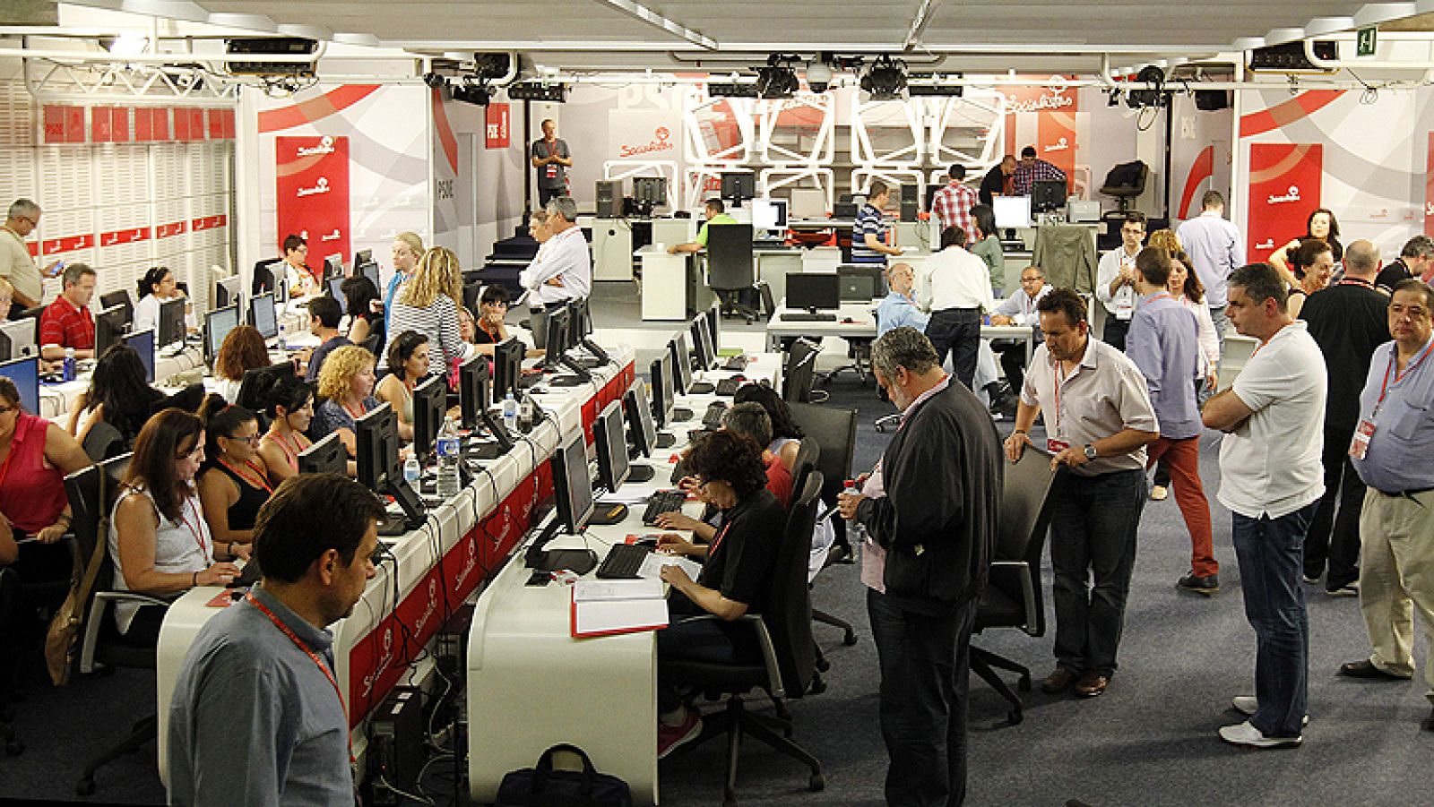 La carrera por liderar el PSOE ya tiene tres candidatos oficiales