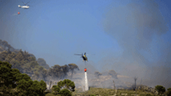 Comienzan a regresar a sus casas los vecinos afectados por el incendio forestal en Málaga