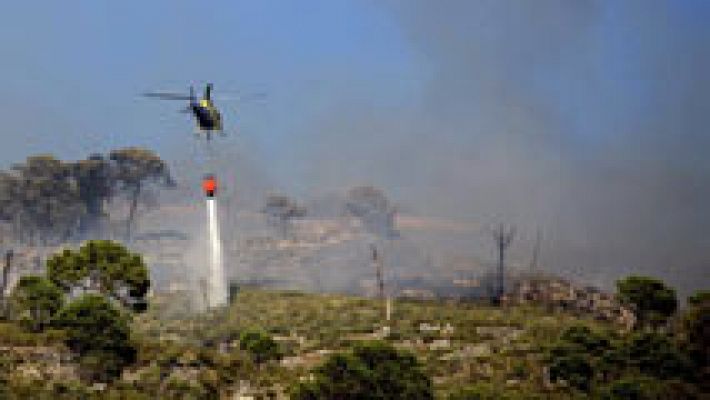  Medios aéreos se reincorporan a los trabajos de extinción del incendio de Cómpeta, en Málaga