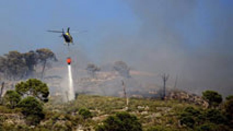 Medios aéreos se reincorporan a los trabajos de extinción del incendio de Cómpeta, en Málaga