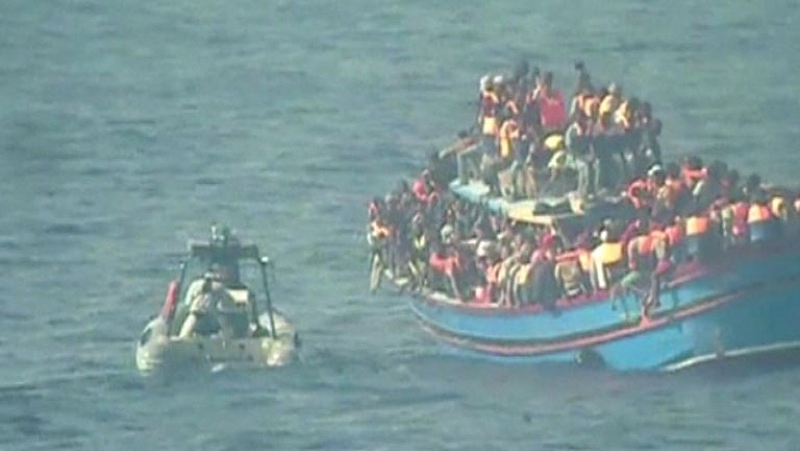 La Marina italiana halla los cadáveres de 30 personas en un barco de inmigrantes