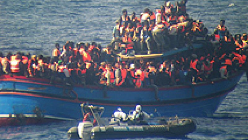 La Marina italiana halla los cadáveres de 30 personas en un barco de inmigrantes