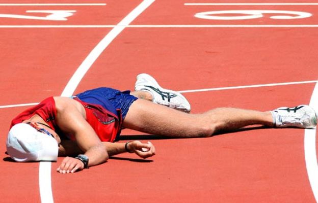  - Marchador se derrumba en meta