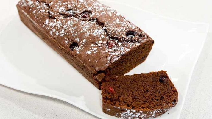 Pastel de chocolate con frutos rojos