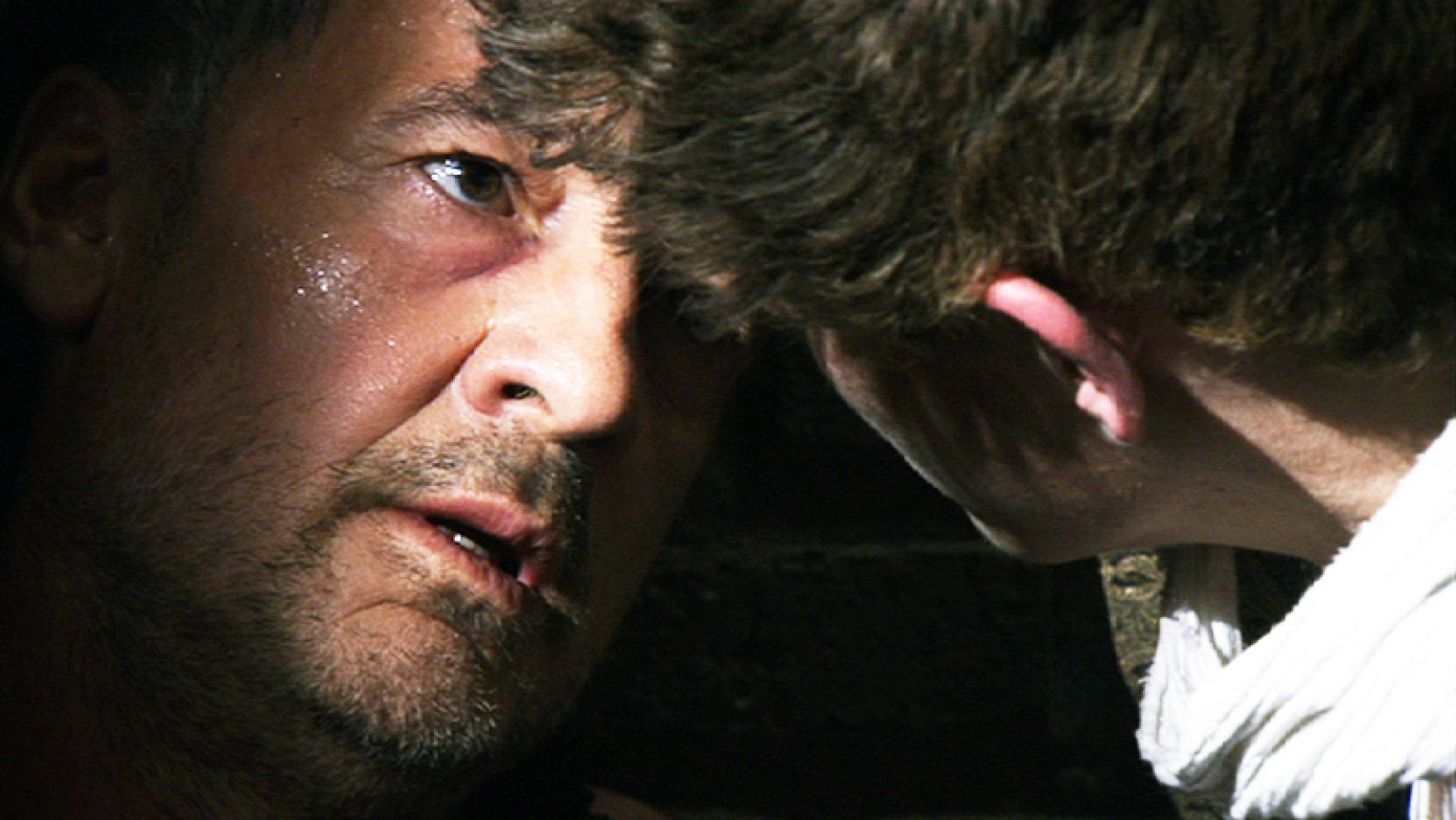 Águila Roja - ¿Por qué lo haces, si no eres mi padre? | Ver