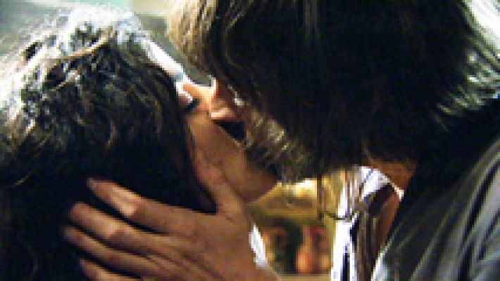 Águila Roja - Gonzalo besa apasionadamente a Margarita