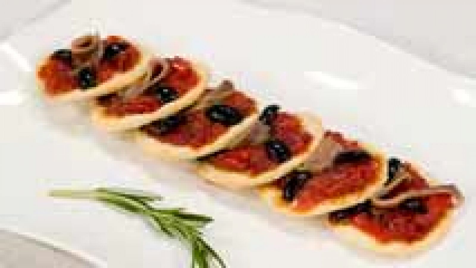 Coca de anchoas y pimientos caramelizados