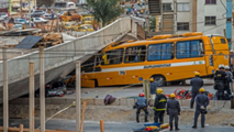  Al menos dos muertos y 20 heridos tras la caída de un viaducto en Brasil