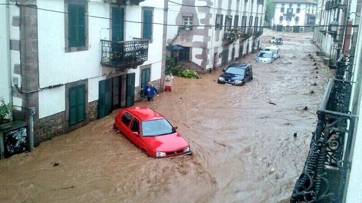 Graves inundaciones en Elizondo al desbordarse el río Baztan