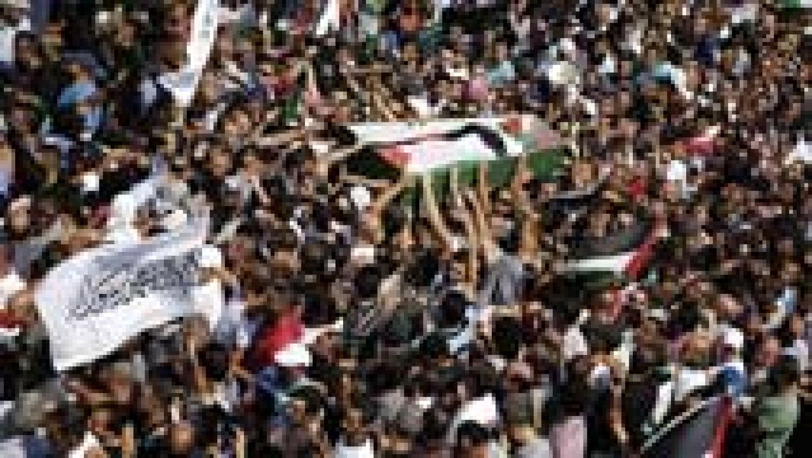 Multitudinario funeral del joven palestino supuestamente asesinado en venganza por la muerte de tres israelíes