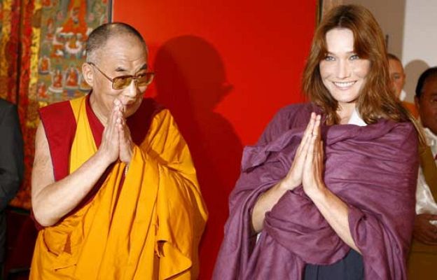  - El Dalai Lama recibe a Carla Bruni