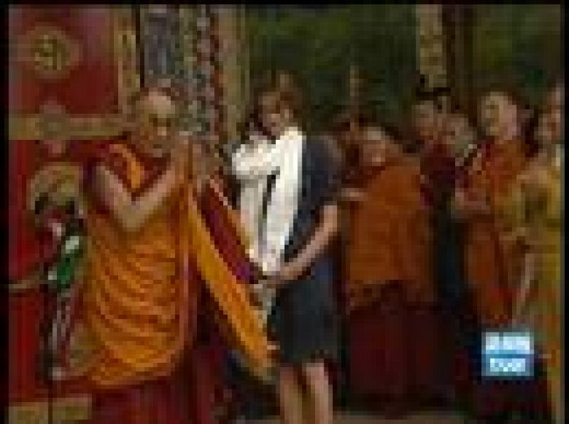 El Dalai Lama ha dado la bienvenida a la primera dama francesa, Carla Bruni-Sarkozy, en la inauguración de un templo budista en el sur de Francia, en la víspera del fin de la visita del líder espiritual del Tíbet a este país.