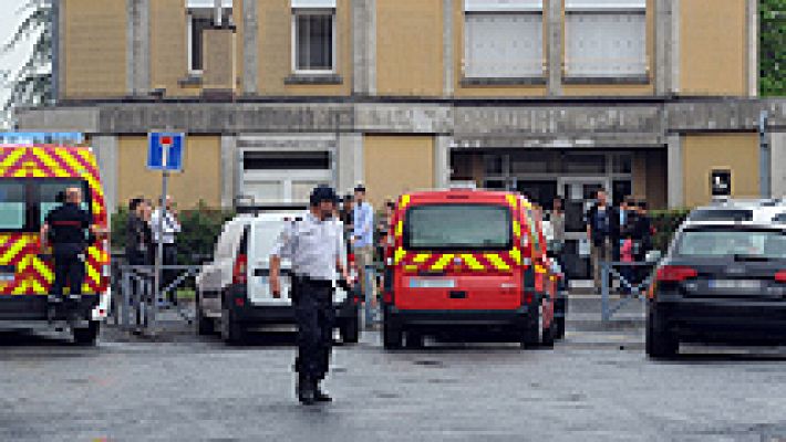 Muere una profesora apuñalada por la madre de un alumno en una escuela de Francia