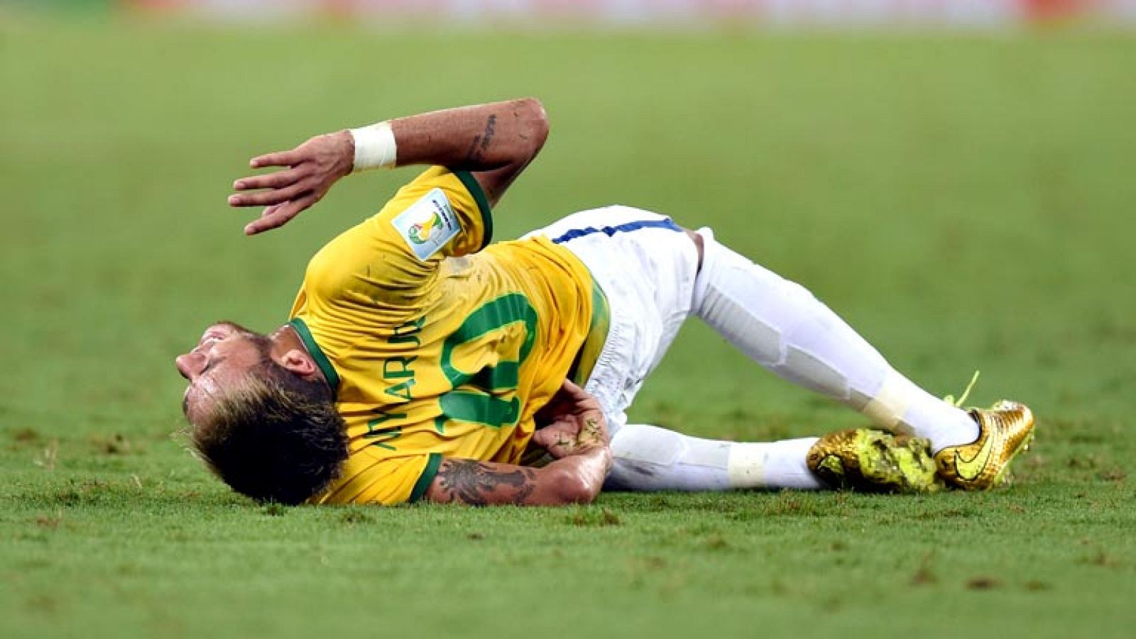 El delantero de Brasil Neymar Júnior ha dicho adiós al Mundial  después de que se haya confirmado que tiene una vértebra fracturada  tras el golpe sufrido a escasos minutos del final del duelo ante  Colombia este viernes, y en el cual la anfitriona B